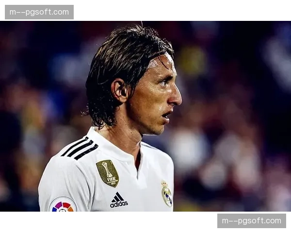 特写：38岁的莫德里奇在伯纳乌替补登场，依然指挥着皇马前场的压迫节奏